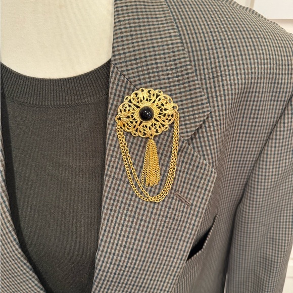 Jewelry - Elegant Gold Brooch with Black Accent